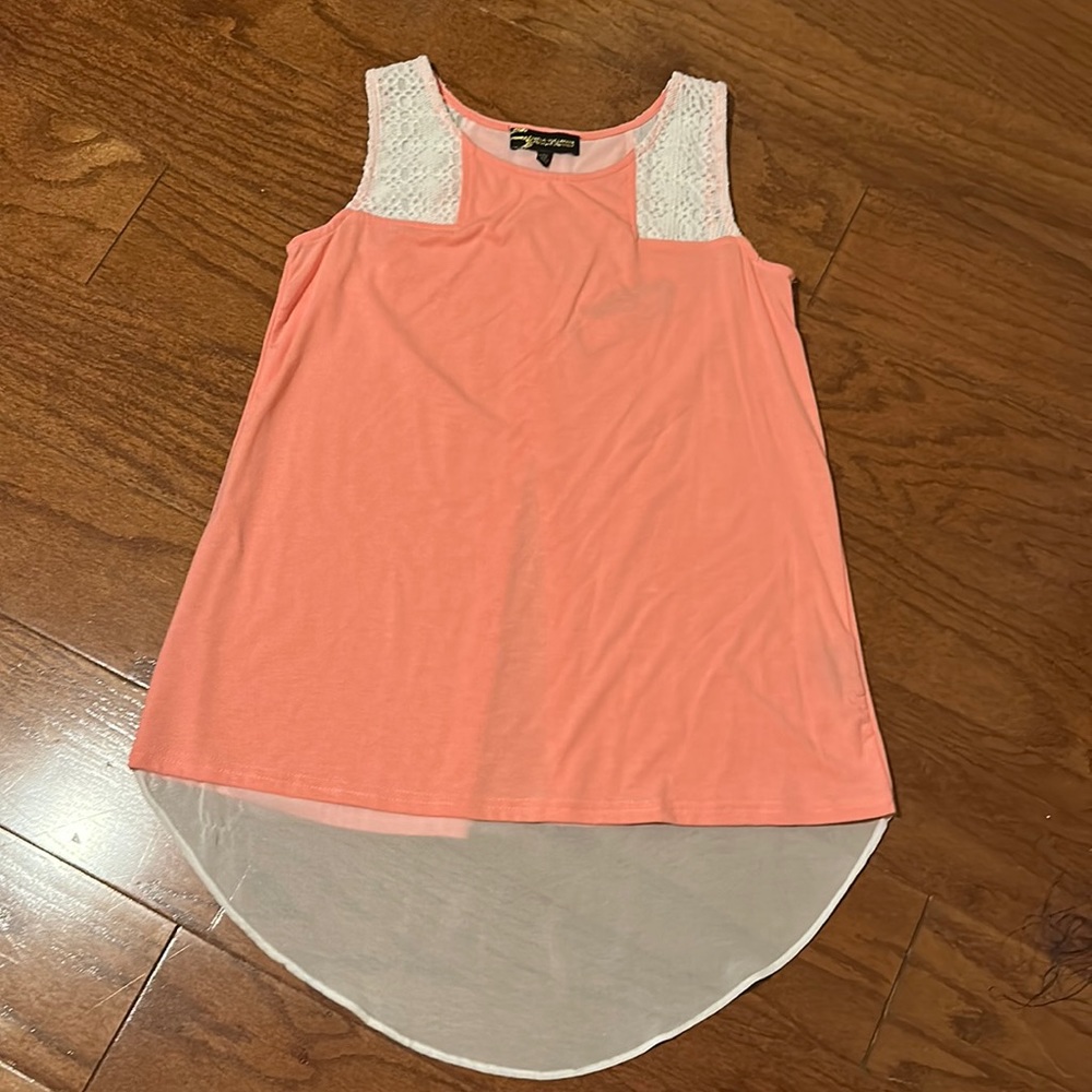 Serena Williams peach hi-low tank